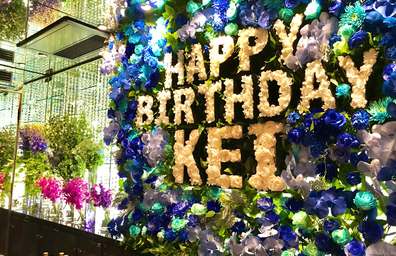 花屋を銀座でお探しならKT.Flowerへ　壁花　花文字　装飾　フラワーウォール　フラワーメッセージ　東京23区配達可能　銀座