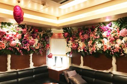 銀座の花屋KT.Flowerのギフト　壁花　店内装飾　お誕生日や開店・周年祝いに